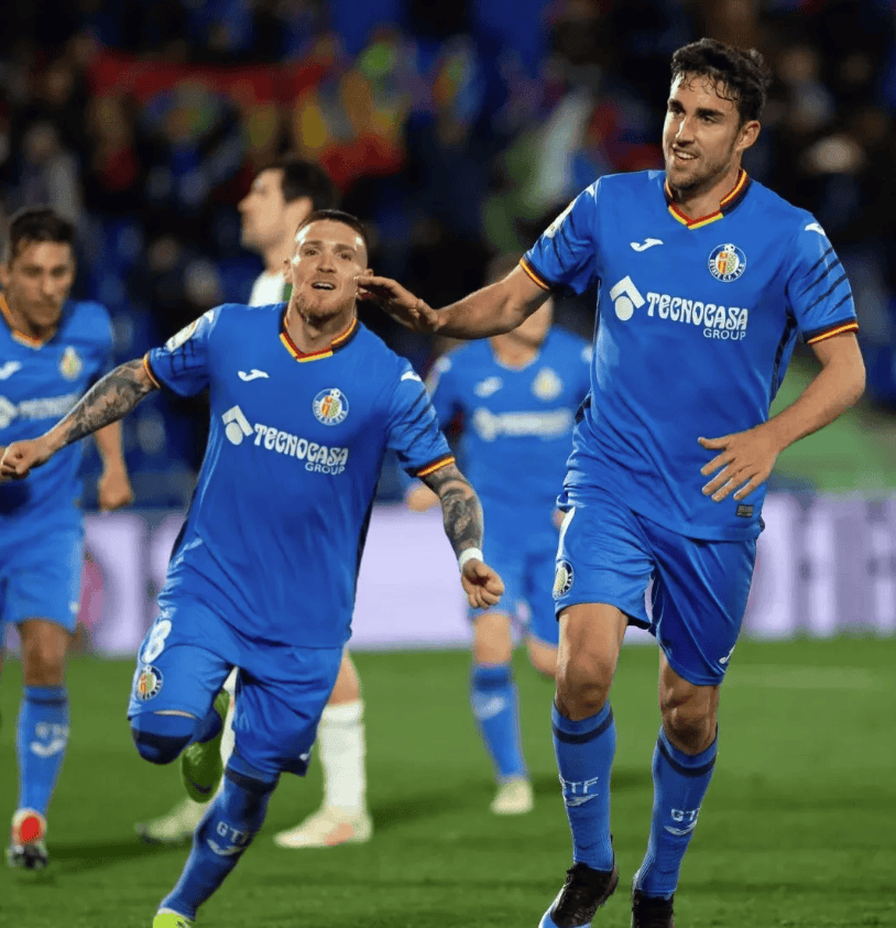 开云棋牌app下载关于里程碑夜比利亚雷亚尔官宣签约，西甲今晚刷纪录，压力陡增，轮换策略成焦点的信息